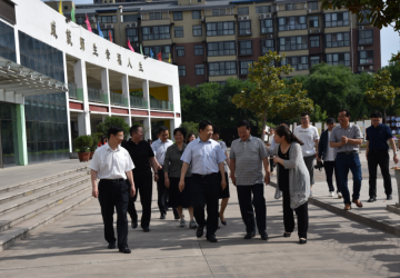市委副书记贾宏宇到我校开展六一慰问